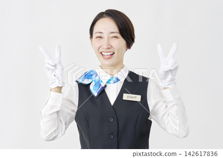 女性工作人員，接待員/巴士導遊，做出和平手勢，白色背景。 142617836