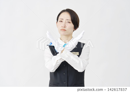 女員工，接待員/巴士導遊，在白色背景前用雙臂比出“X”形。 142617837