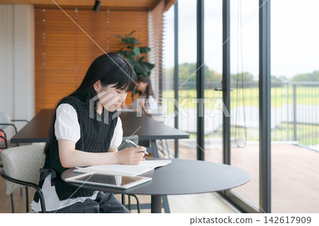 Elementary and junior high school students learning about money Elementary and junior high school students learning about money 142617909