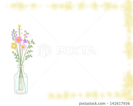 玻璃瓶中的野花和淡黃色相框 142617936