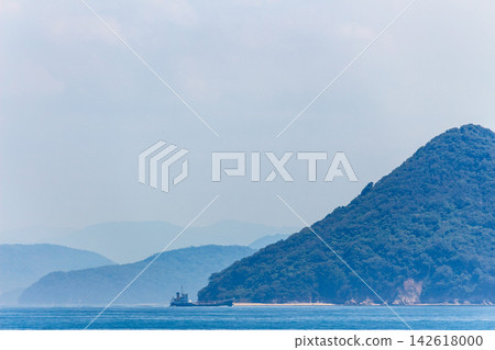 瀨戶內海美麗的群島,往來穿梭的貨船,以及平靜的海面和連綿的山脈景色。 瀨戶內海美麗的群島,往來穿梭的貨船,以及平靜的海面和連綿的山脈景色。 142618000
