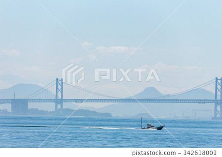 瀨戶大橋橫跨瀨戶內海，摩托艇緩緩駛過──寧靜的夏日景象。 142618001