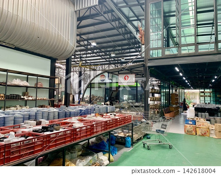 A warehouse in Thailand that handles a large amount of tableware. A warehouse in Thailand that handles a large amount of tableware. 142618004