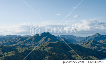 日本鄉村美麗的山景 日本鄉村美麗的山景 142618258