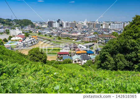 從山頂俯瞰聖跡櫻丘站週邊的城市景色。 從山頂俯瞰聖跡櫻丘站週邊的城市景色。 142618365