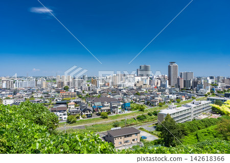 從山頂俯瞰聖跡櫻丘站週邊的城市景色。 從山頂俯瞰聖跡櫻丘站週邊的城市景色。 142618366