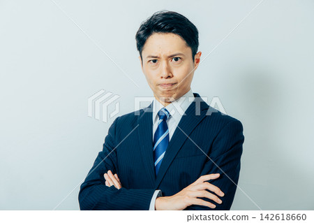 穿著西裝的男人 142618660