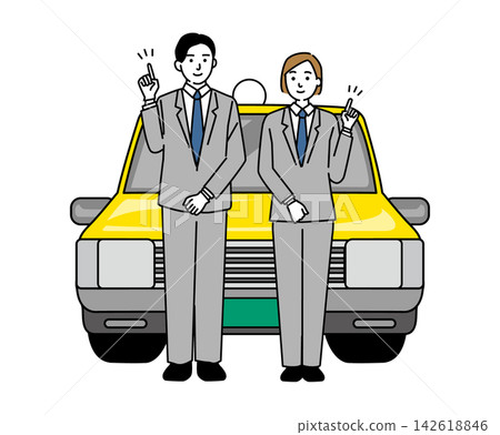 一男一女兩位年輕司機站在計程車前。 一男一女兩位年輕司機站在計程車前。 142618846