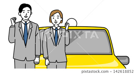 一男一女兩位年輕司機站在計程車前。 一男一女兩位年輕司機站在計程車前。 142618852