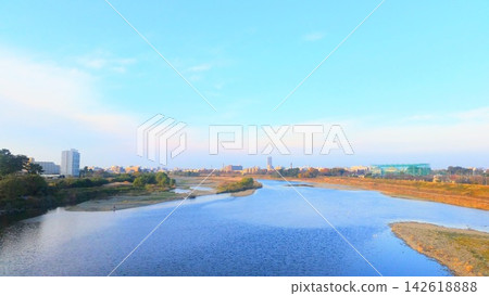 在湛藍的天空下,多摩川美麗的河面與城鎮的景色交相輝映。 在湛藍的天空下,多摩川美麗的河面與城鎮的景色交相輝映。 142618888