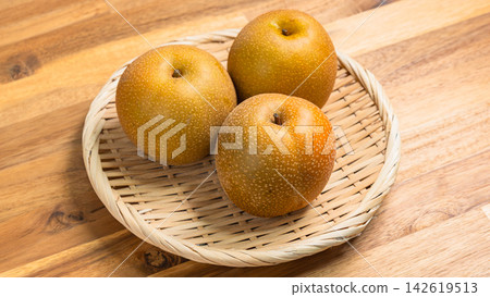 Three Hosui pears arranged in a bamboo basket – a taste of autumn. Three Hosui pears arranged in a bamboo basket – a taste of autumn. 142619513