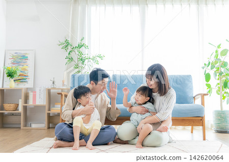 一個家庭在客廳放鬆 142620064