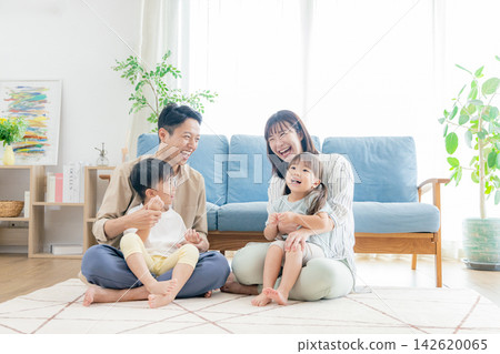 一個家庭在客廳放鬆 142620065