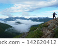 The Yari-Hotaka mountain range floating in a sea of clouds 142620412