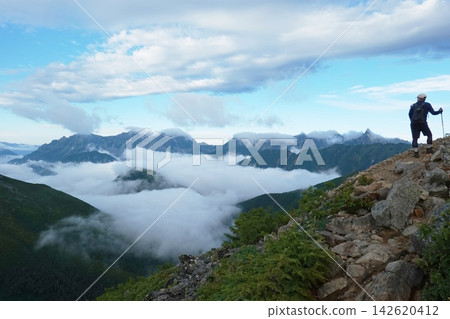 漂浮在雲海中的槍嶽山脈 漂浮在雲海中的槍嶽山脈 142620412