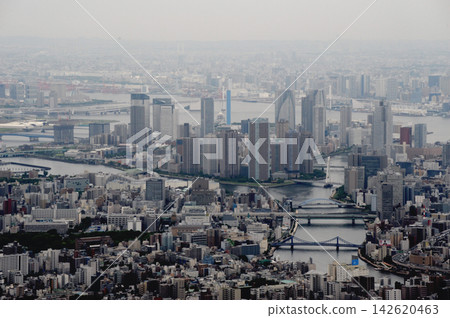從新開放的東京晴空塔觀景台上,可以看到隅田川、左側的晴海運河,以及遠處朦朧的彩虹橋。 從新開放的東京晴空塔觀景台上,可以看到隅田川、左側的晴海運河,以及遠處朦朧的彩虹橋。 142620463