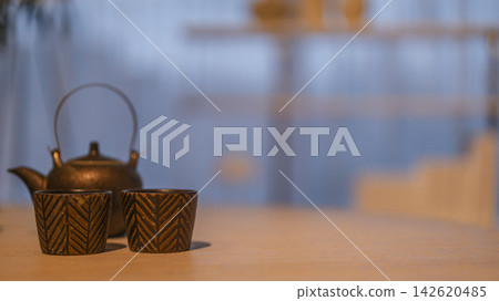 店內桌子上擺放著茶具。 店內桌子上擺放著茶具。 142620485