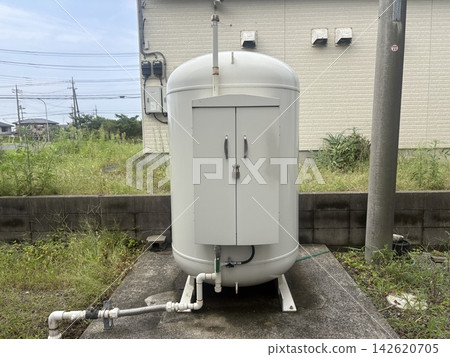 住宅區內安裝的液化石油氣散裝儲槽(散裝罐)的室外照片。 住宅區內安裝的液化石油氣散裝儲槽(散裝罐)的室外照片。 142620705