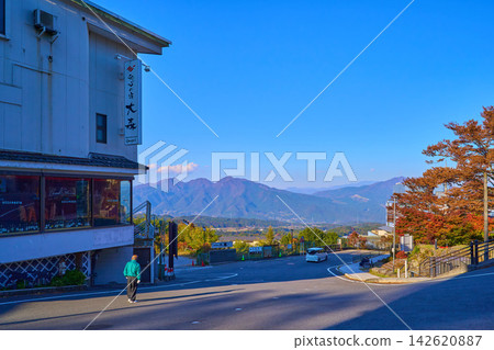 從群馬縣澀川市伊香保町伊香保溫泉巴士站附近向北望去的秋景(包括十二岳、中之岳、尾野山、小持山等)。 從群馬縣澀川市伊香保町伊香保溫泉巴士站附近向北望去的秋景(包括十二岳、中之岳、尾野山、小持山等)。 142620887