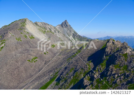 從北阿爾卑斯山脈南嶽中段山坡眺望中岳、奧岳和槍岳。 從北阿爾卑斯山脈南嶽中段山坡眺望中岳、奧岳和槍岳。 142621327