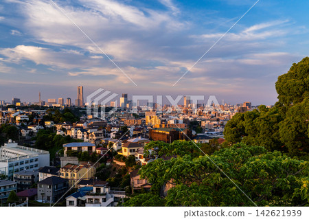 黃昏時的橫濱城市景觀,遠處可見橫濱地標塔。 黃昏時的橫濱城市景觀,遠處可見橫濱地標塔。 142621939