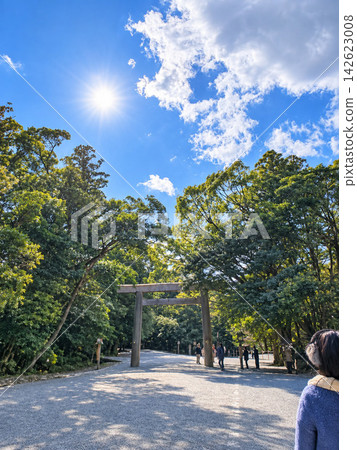 在藍天和陽光的照耀下,伊勢神宮的鳥居和鬱鬱蔥蔥的綠蔭掩映著。 在藍天和陽光的照耀下,伊勢神宮的鳥居和鬱鬱蔥蔥的綠蔭掩映著。 142623008