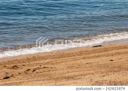 輕柔的海浪拍打著沙灘 輕柔的海浪拍打著沙灘 142623874