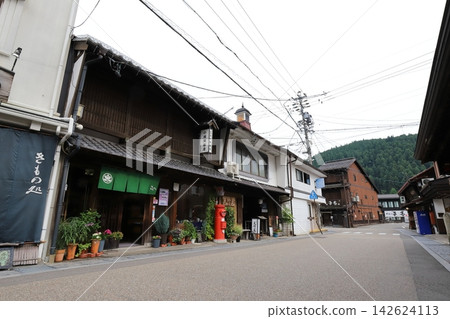 岐阜郡上市:圓形郵筒的景象(位於小坂陶器店前) 岐阜郡上市:圓形郵筒的景象(位於小坂陶器店前) 142624113
