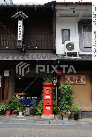Gifu, Gujo: A scene with a round postbox (in front of Kosaka Pottery Shop) Gifu, Gujo: A scene with a round postbox (in front of Kosaka Pottery Shop) 142624114