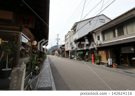 Gifu, Gujo: A scene with a round postbox (in front of Kosaka Pottery Shop) Gifu, Gujo: A scene with a round postbox (in front of Kosaka Pottery Shop) 142624118