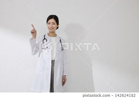 穿白色外套的女性醫生 142624182