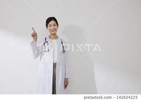 穿白色外套的女性醫生 穿白色外套的女性醫生 142624225