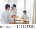 Family to eat breakfast Family to eat breakfast 142625561