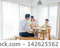 Family to eat breakfast Family to eat breakfast 142625562