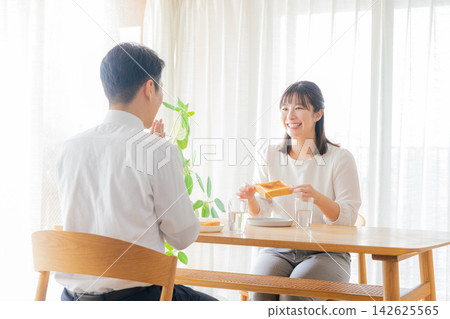 一對夫婦吃早餐 142625565