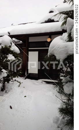 有雪的一個老私有房子 142626922