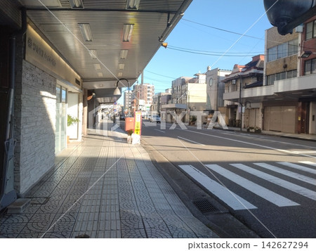 Kanazawa Ishibiki Shopping Street, where traditional buildings remain. Kanazawa Ishibiki Shopping Street, where traditional buildings remain. 142627294
