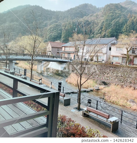 The riverside promenade and mountains of Nagato Yumoto Onsen The riverside promenade and mountains of Nagato Yumoto Onsen 142628342