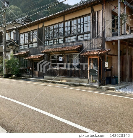 Retro townscape and old wooden buildings in Nagato Yumoto Onsen, Yamaguchi Prefecture Retro townscape and old wooden buildings in Nagato Yumoto Onsen, Yamaguchi Prefecture 142628343