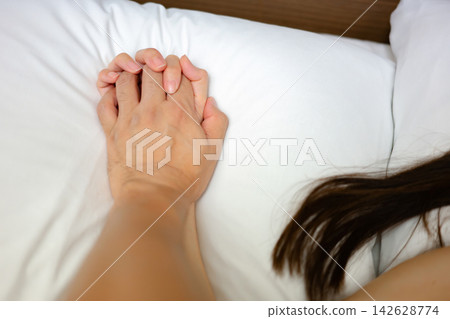 一男一女手牽手躺在床上 一男一女手牽手躺在床上 142628774