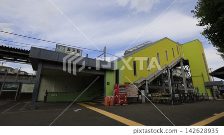 從JR成田線阿比庫支線港北站南出口看到的車站大樓。 從JR成田線阿比庫支線港北站南出口看到的車站大樓。 142628935