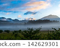 Sunrise and morning clouds shrouded in morning mist from Odashirogahara in Oku-Nikko in early autumn. 142629301