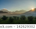 Sunrise and morning clouds shrouded in morning mist from Odashirogahara in Oku-Nikko in early autumn. 142629302