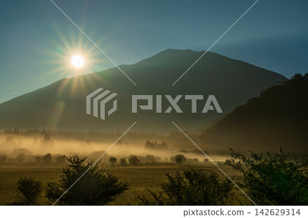 Sunrise and morning clouds shrouded in morning mist from Odashirogahara in Oku-Nikko in early autumn. Sunrise and morning clouds shrouded in morning mist from Odashirogahara in Oku-Nikko in early autumn. 142629314