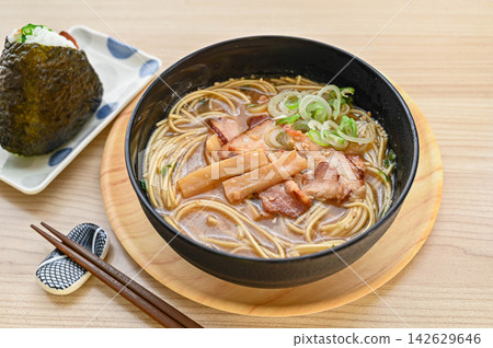 醬油豬骨拉麵，配竹筍和叉燒。 142629646