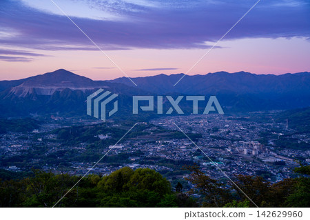 【埼玉縣】黎明時分，從秩父市美濃山公園眺望秩父市和武甲山的景色。 142629960