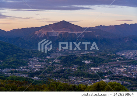 【埼玉縣】黎明時分,從秩父市美濃山公園眺望秩父市和武甲山的景色。 【埼玉縣】黎明時分,從秩父市美濃山公園眺望秩父市和武甲山的景色。 142629964