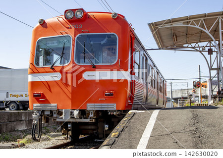 A train stopped at Gakunan-Eno Station. A train stopped at Gakunan-Eno Station. 142630020