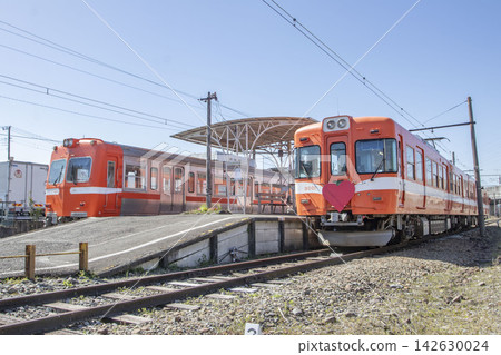 A train stopped at Gakunan-Eno Station. A train stopped at Gakunan-Eno Station. 142630024