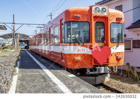 A train stopped at Gakunan-Fujioka Station. A train stopped at Gakunan-Fujioka Station. 142630032